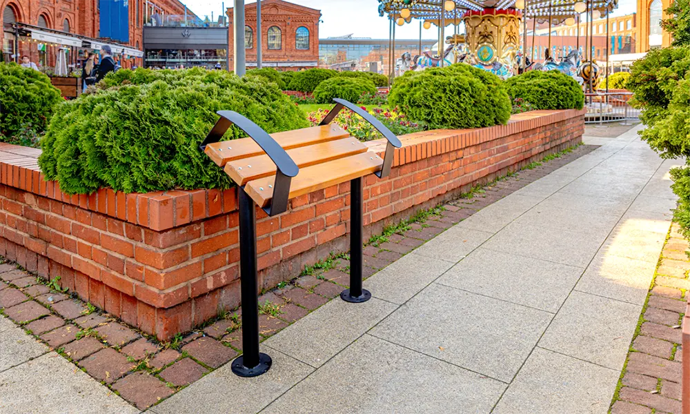 Visoka klupa za naslanjanje s rukonaslonom Skarabeus