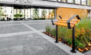 Visoka klupa za naslanjanje s rukonaslonom Skarabeus