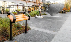 Visoka klupa za naslanjanje s rukonaslonom Skarabeus