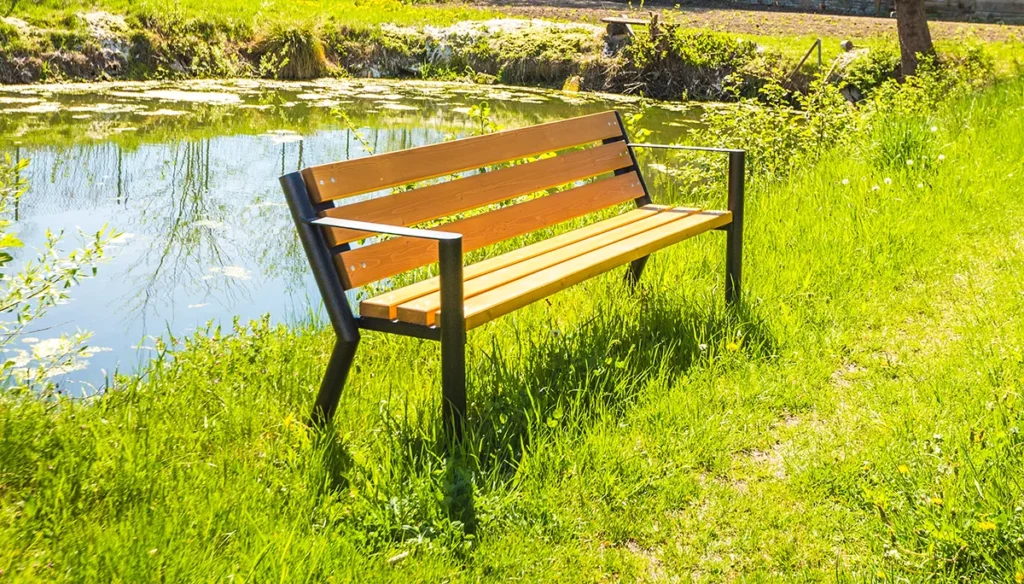 Utjecaj sunca na klupe i vrtni namještaj