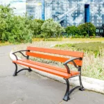 Klupa Lodz s rukonaslonom