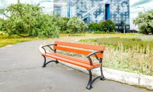 Klupa Lodz s rukonaslonom