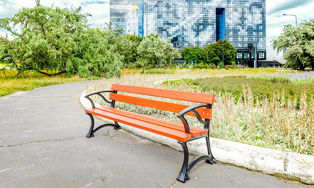 Klupa Lodz s rukonaslonom