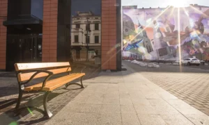 Klupa Lodz s rukonaslonom