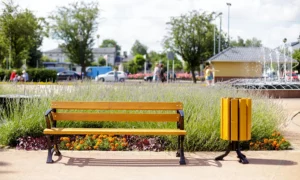 Klupa Lodz s rukonaslonom