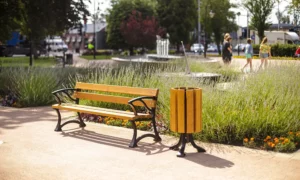 Klupa Lodz s rukonaslonom