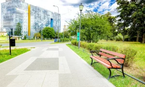 Klupa Lodz s rukonaslonom