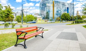 Klupa Lodz s rukonaslonom