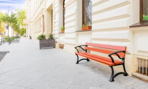 Klupa Lodz s rukonaslonom