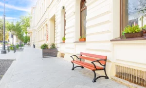 Klupa Lodz s rukonaslonom