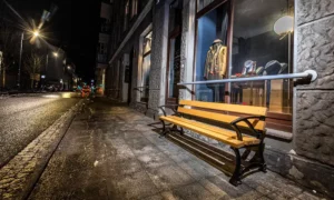 Klupa Lodz s rukonaslonom