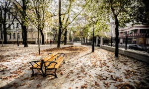 Klupa Lodz DUO s rukonaslonom