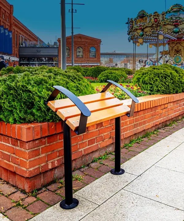 Visoka klupa za naslanjanje s rukonaslonom Skarabeus