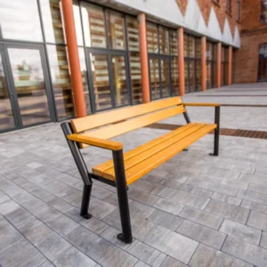 Klupa Gladiator s drvenim rukonaslonom