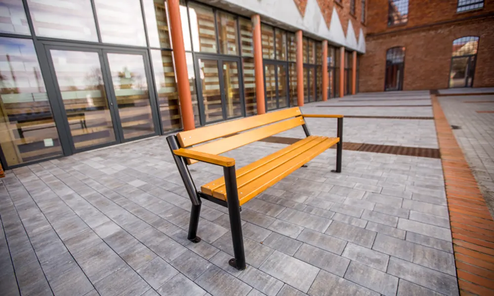 Klupa Gladiator s drvenim rukonaslonom