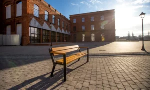 Klupa Gladiator s drvenim rukonaslonom