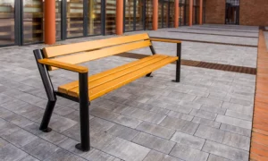 Klupa Gladiator s drvenim rukonaslonom