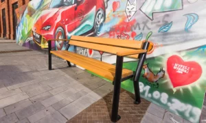 Klupa Gladiator s drvenim rukonaslonom