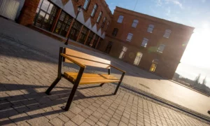 Klupa Gladiator s drvenim rukonaslonom