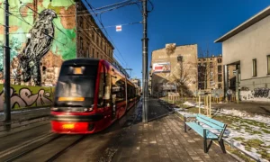 Klupa Gladiator s drvenim rukonaslonom