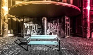 Klupa Gladiator s drvenim rukonaslonom