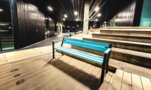 Klupa Gladiator s drvenim rukonaslonom