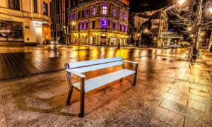 Klupa Gladiator s drvenim rukonaslonom