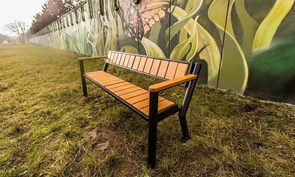 Klupa Gladiator Prestige s drvenim rukonaslonom