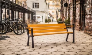 Klupa Gladiator Bis s drvenim rukonaslonom