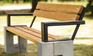 Klupa Roma s rukonaslonom