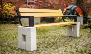 Klupa Roma s rukonaslonom