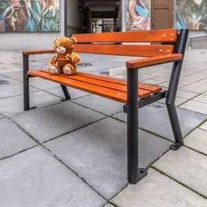 Dječja klupa Vendy s drvenim rukonaslonom