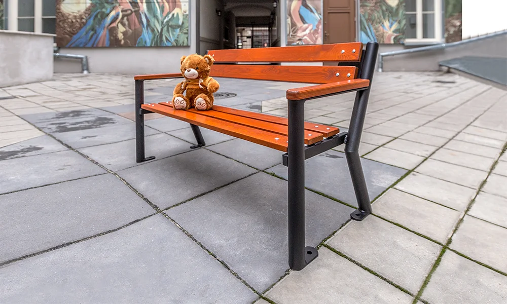 Dječja klupa Vendy s drvenim rukonaslonom