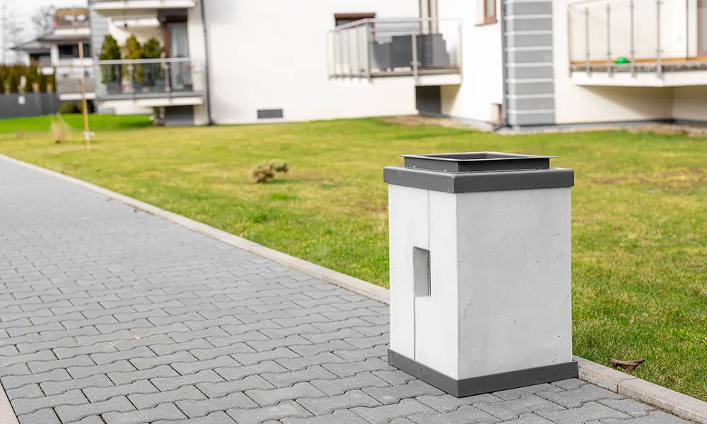 Koš za smeće Roma s ovratnikom