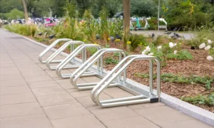 Stalak za bicikle Spartan PRO s 5 mjesta funkcionalno je i izdržljivo rješenje za sigurno skladištenje bicikala u javnim prostorima.