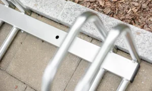 Stalak za bicikle Spartan PRO s 5 mjesta funkcionalno je i izdržljivo rješenje za sigurno skladištenje bicikala u javnim prostorima.