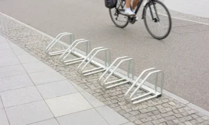 Stalak za bicikle Spartan PRO s 5 mjesta funkcionalno je i izdržljivo rješenje za sigurno skladištenje bicikala u javnim prostorima.