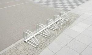 Stalak za bicikle Spartan PRO s 5 mjesta funkcionalno je i izdržljivo rješenje za sigurno skladištenje bicikala u javnim prostorima.