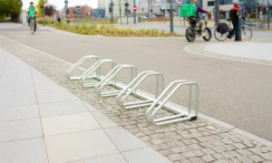 Stalak za bicikle Spartan PRO s 5 mjesta funkcionalno je i izdržljivo rješenje za sigurno skladištenje bicikala u javnim prostorima.