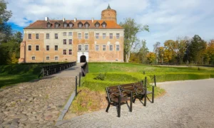 Klupa Agora s prostorom za invalidska kolica