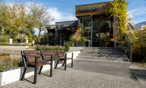 Klupa Agora s prostorom za invalidska kolica