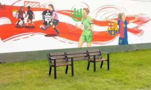 Klupa Agora s prostorom za invalidska kolica