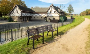 Klupa Agora s prostorom za invalidska kolica