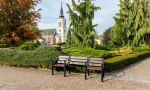 Klupa Agora s prostorom za invalidska kolica