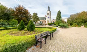 Klupa Agora s prostorom za invalidska kolica