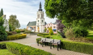 Klupa Agora s prostorom za invalidska kolica